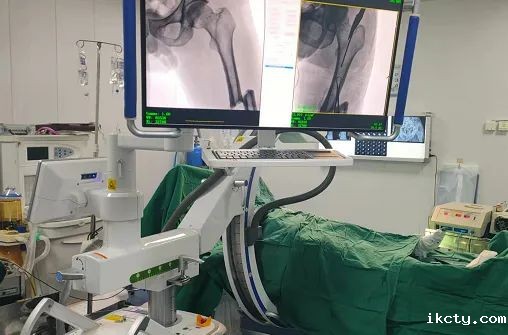 大平板一体式C形臂辅助手术过程